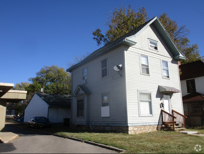 Building Photo - Nice, affordable 1BR lower level half duplex Rental