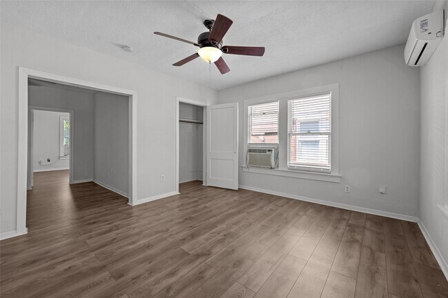 907 W Gray St Unit 2