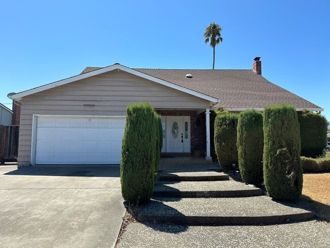 Building Photo - Beautiful 5 bed 3 bath, 2 car Garage & Pool, Near Snell & Calero