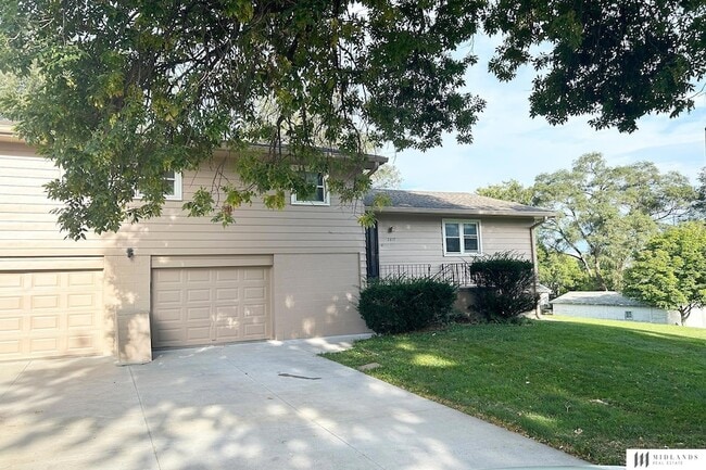 Building Photo - 2612 S 61st Ave