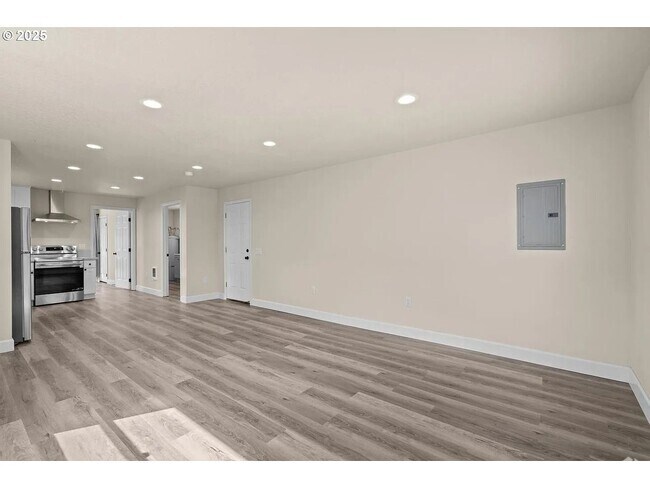 Building Photo - GPM657 - SE Raymond Ct. (T1) Unit B Rental