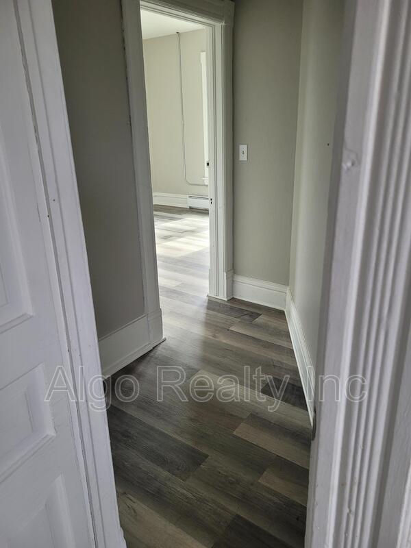 Photo - 133 Winifred St W