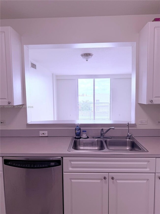 Photo - 900 SW 8th St Unit 604