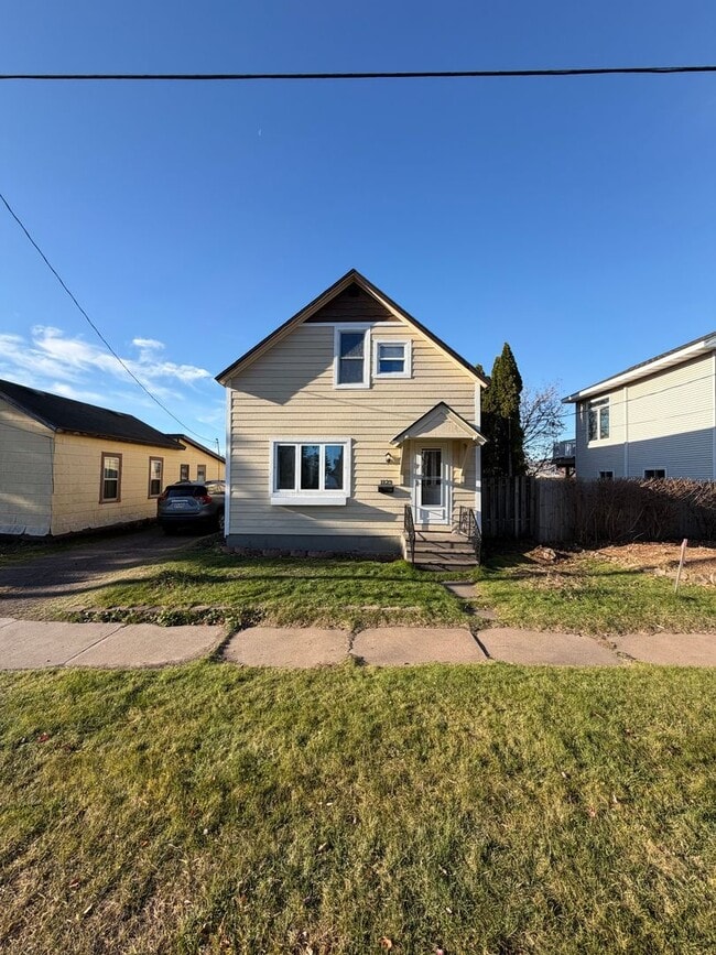 Building Photo - Available Now 3 Bedroom 1 Bath Home on Park Point