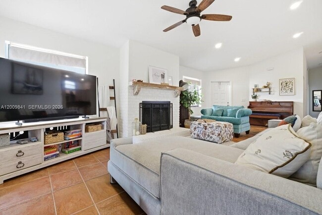 Photo - 575 Lakeside Cir
