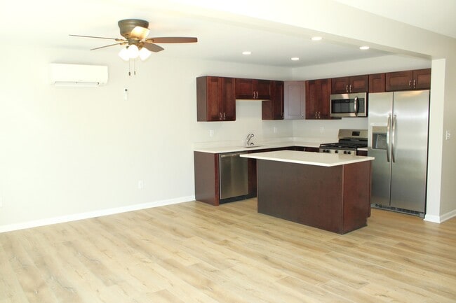 Photo - 107 E Division St