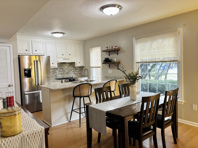 Photo - 904 Beresford Ct