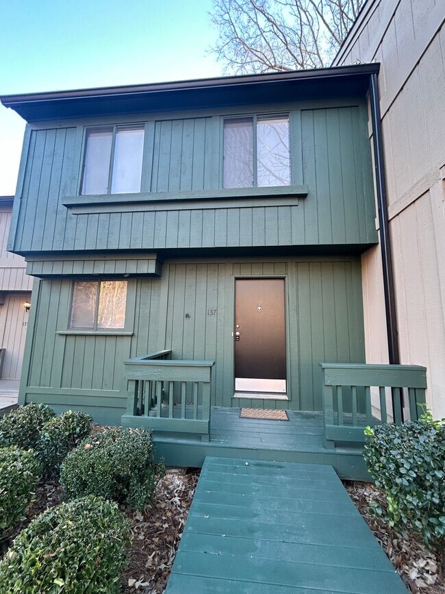 Building Photo - 3 bedroom 2.5 bath townhouse near Milledge...