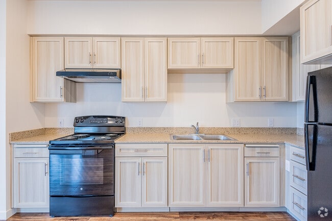 2 BR, 1 BA - Oakland Station