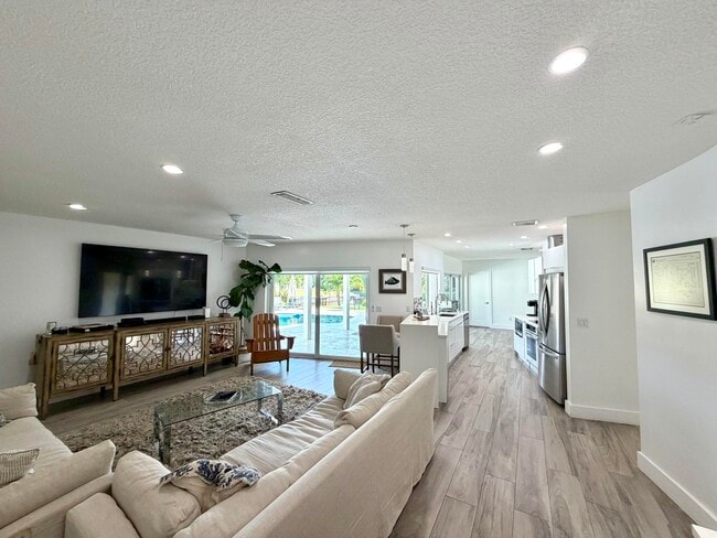 Building Photo - 100 SW 11th Ave