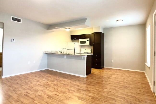 Building Photo - Sublease Available 9/14/2026- 8/01/2027