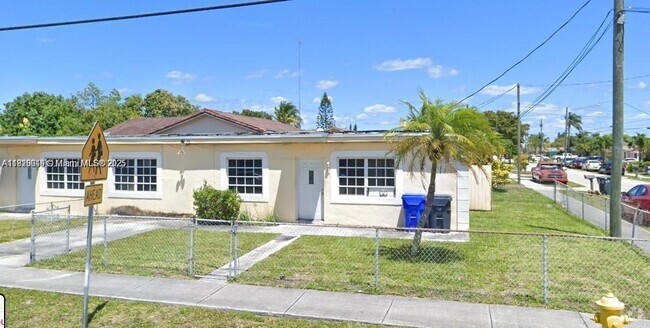 Building Photo - 4351 SW 24th St Unit 1-3 Rental