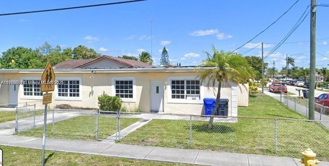 Building Photo - 4351 SW 24th St Unit 1-3 Rental
