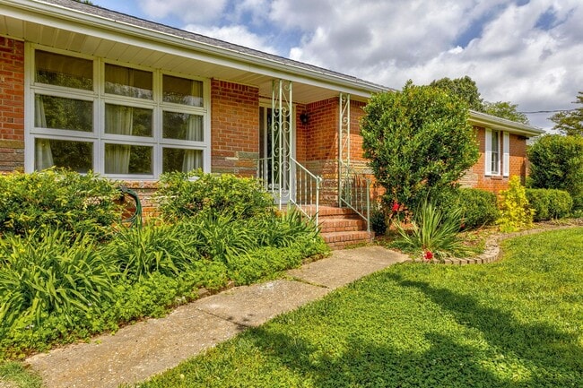 Building Photo - 3 Bedroom, Meticulously Maintained Updated... Rental