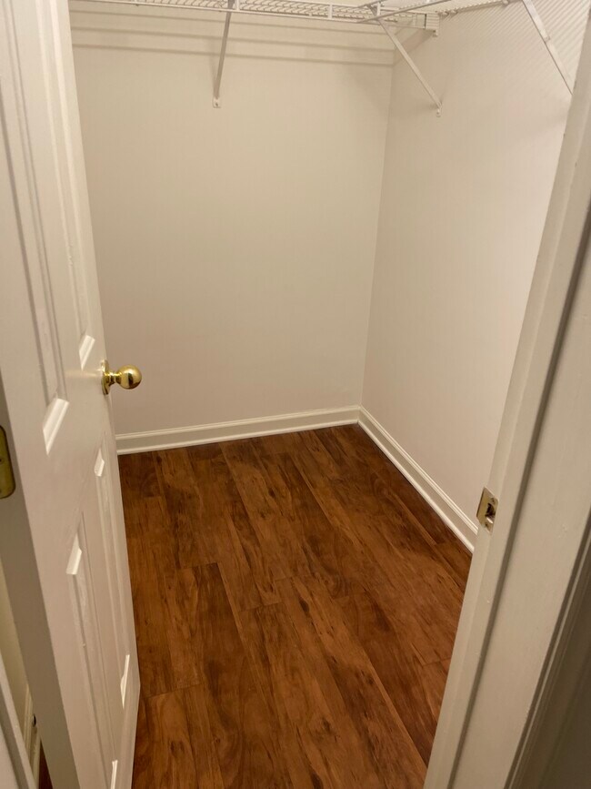 3710 Pardue Woods Pl Unidad 203-Room1