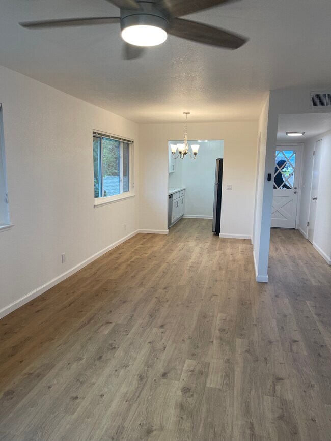 Living and Dining - 1265 Manchester Dr Unit 3