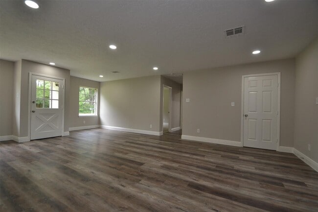Photo - 731 James St