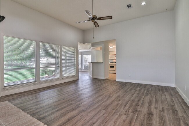 Building Photo - 10910 Scenic Dr