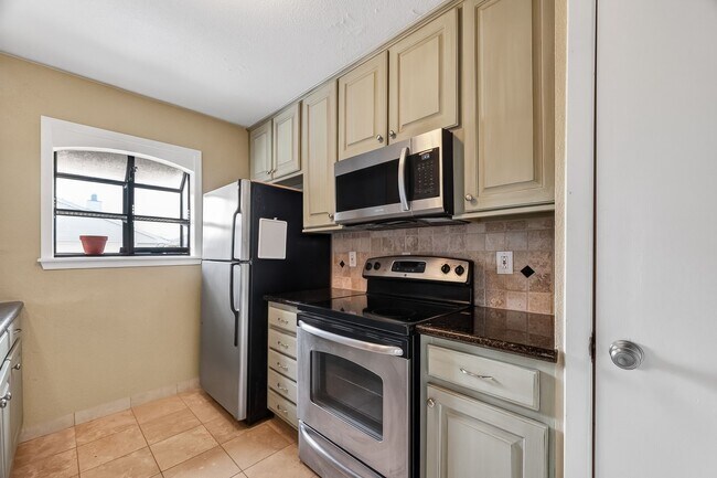 Photo - 18220 Vinland Dr Unit 8220