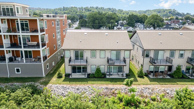 Photo - 605 Manhattan Blvd