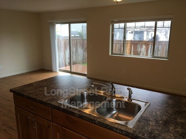 Photo - 1810 College St