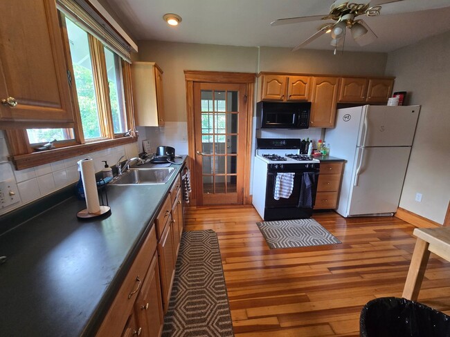 Photo - NO FEE!!  HUGE BRIGHTON 3 BED WITH PARKING AND FREE LAUNDRY AVAIL 9/1