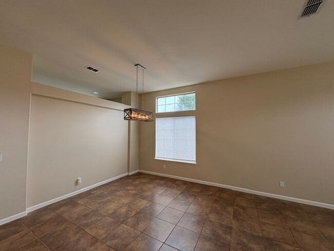 Photo - 3 bdrm + den in Woodcreek Oaks