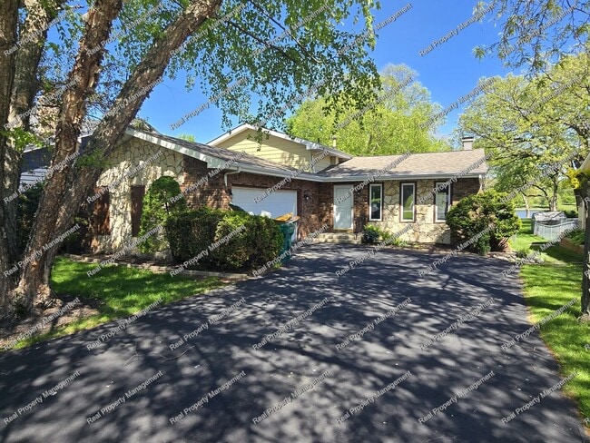 Building Photo - Three Bedroom Tri-Level in LOFS