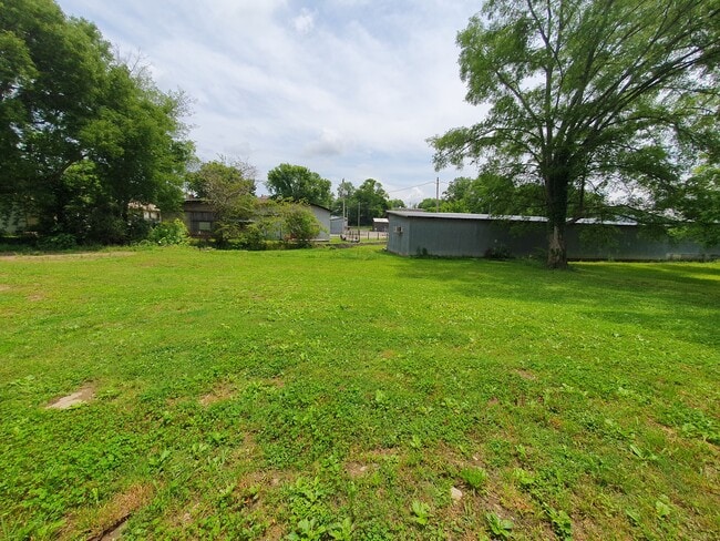 Spacious backyard - 406 Hedgemont Ave