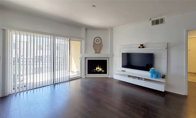 Building Photo - 3401 S Bentley Ave Rental