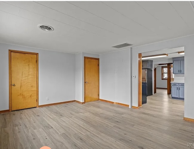 Habitación delantera con puerta de entrada y armario. - 96 Dempster St Unidad Apartment 2/Upper