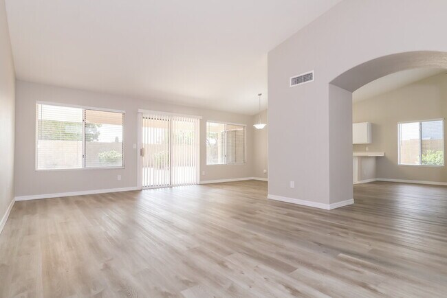 Photo - 5537 N 76th Dr