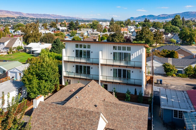 Exterior Balconies - 823 Orondo Ave