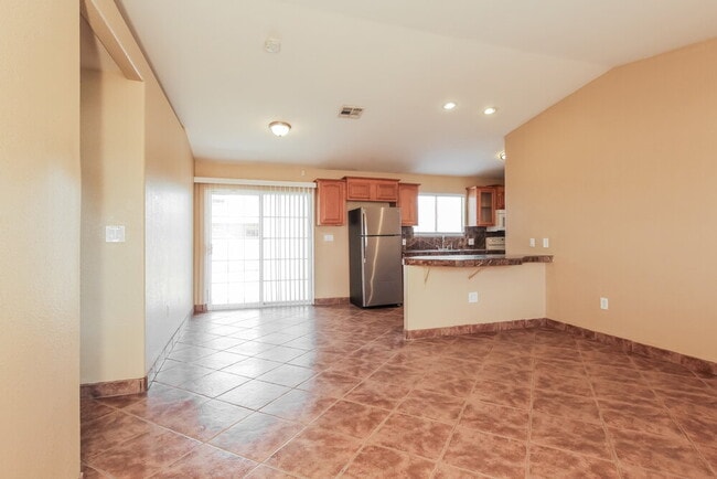 Photo - 305 E Gardenia Dr