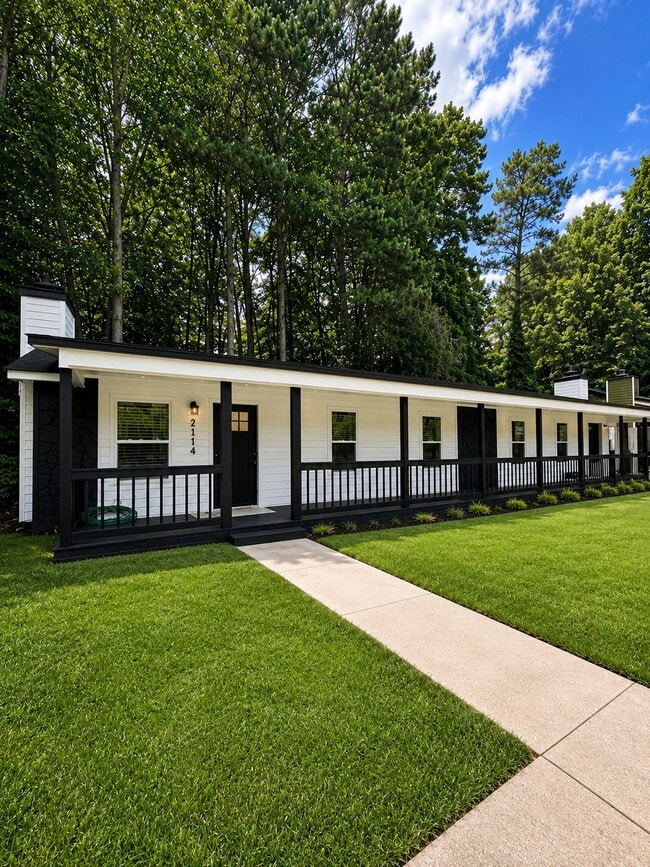 Building Photo - 2112 Valley Oaks Dr SE