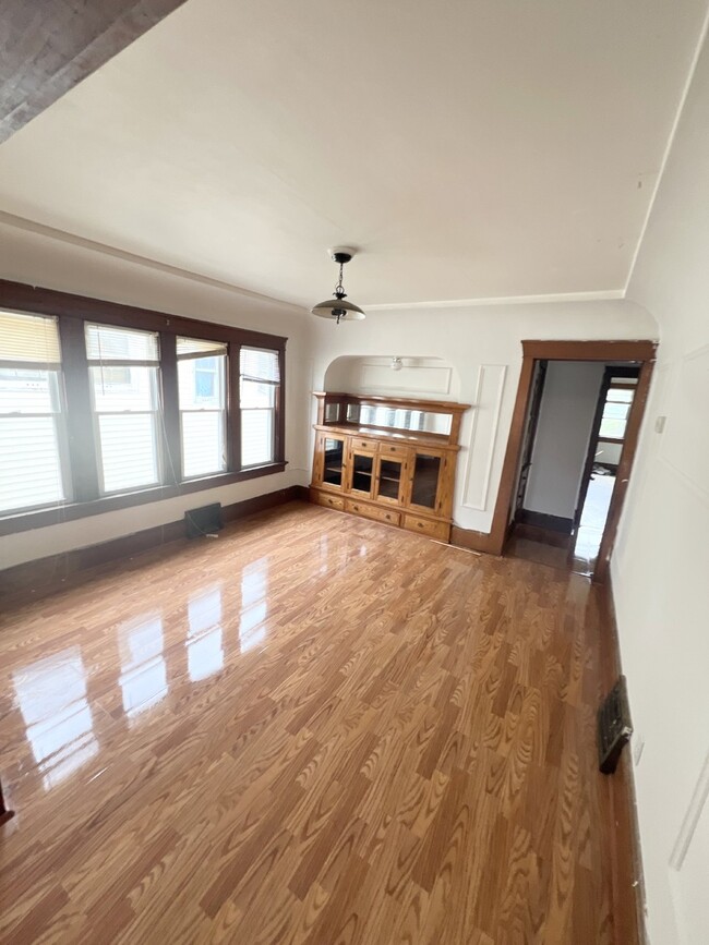 Building Photo - Charming Upper Unit with Modern Amenities ... Rental