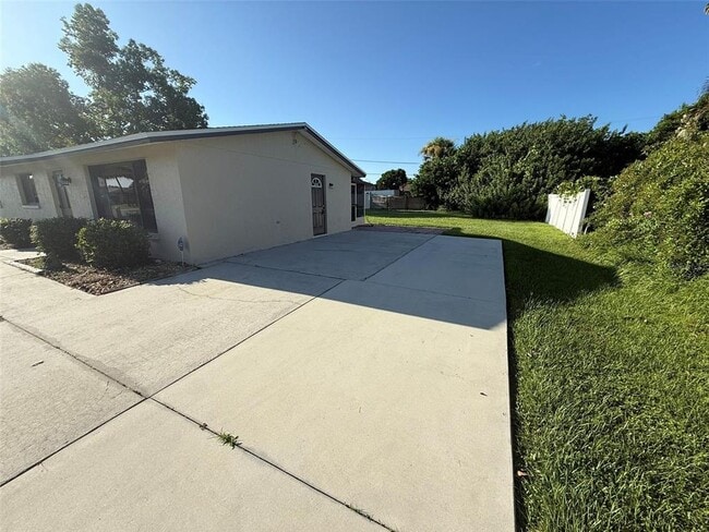Photo - 581 Grove Ave NW