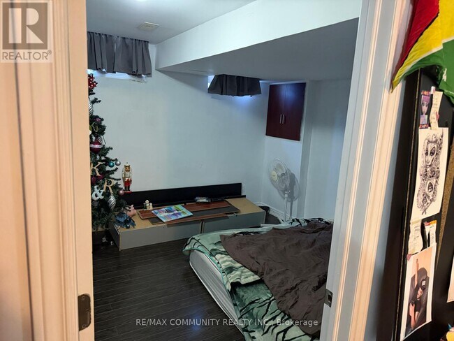 Photo - 8 Terry Fox St