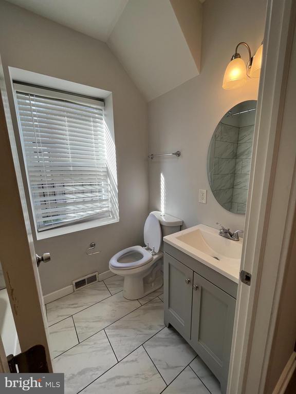 Photo - 933-35 Belmont Ave