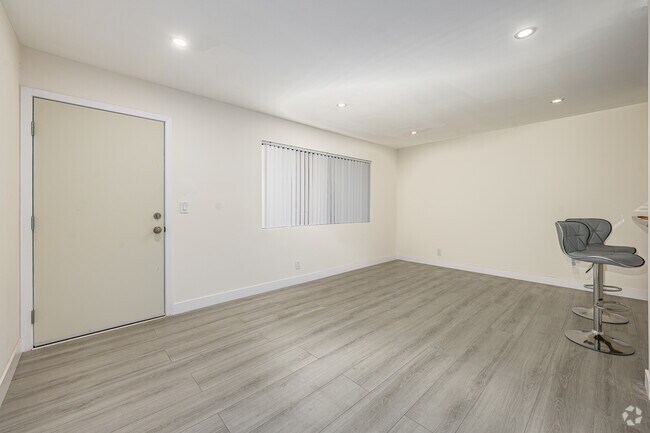 1BR, 1BA - 625SF - Living Room