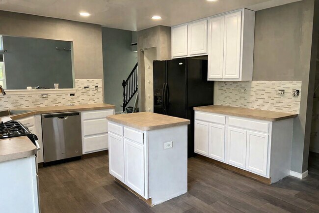 Photo - 460 Lancaster Dr