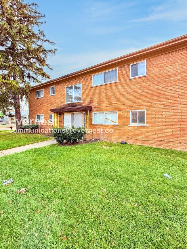 Building Photo - 15601 Schoolcraft Rd Unit 6