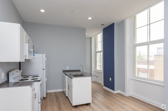 2BR, 2BA - 811 SF