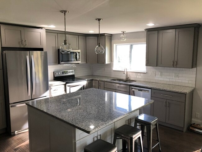 Kitchen granite - 1025 Sherbrooke Rd House