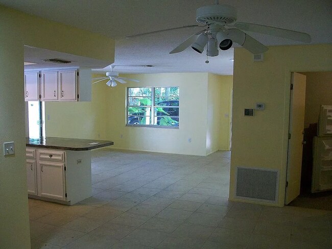 Photo - 4/2 Home conveniently located in Sarasota near Beaches, Jungle Gardens, Airport & Downtown!