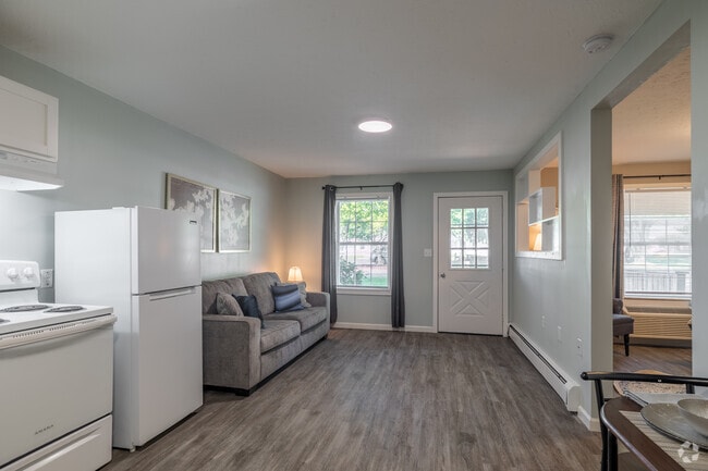 1BR, 1BA - 489SF - Living Room - Evergreen Park of Stow