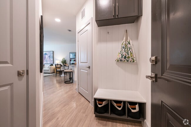 1 habitación, 1 baño, 736 pies cuadrados, entrada