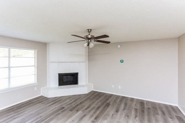 Photo - 603 S Waxahachie St