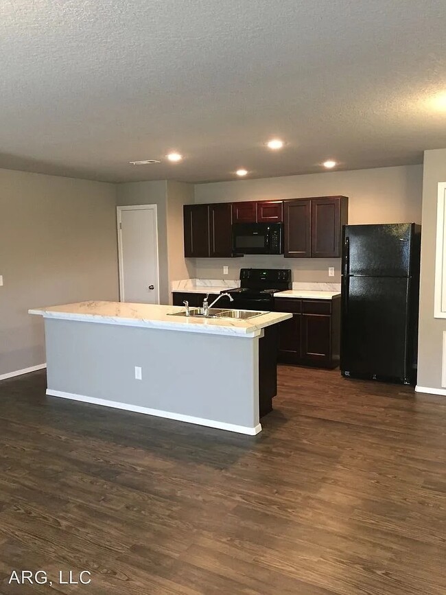 Photo - 231 N Broadway Dr