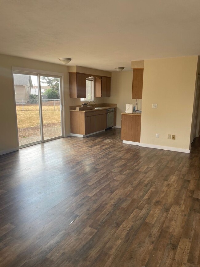 Building Photo - 00340-1554/1555 Wedgewood Unit 1555 Wedgewood Pl.